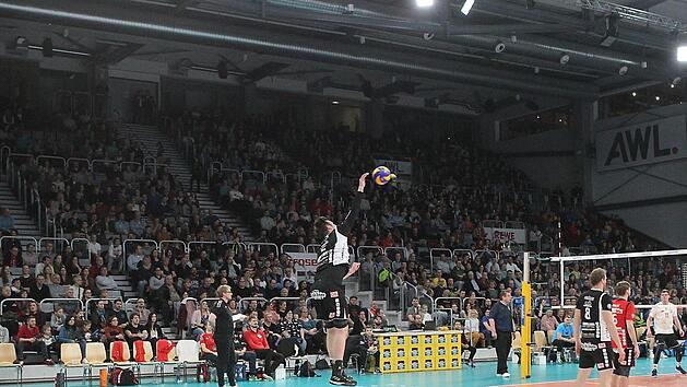 Zumindest die Westtrib&uuml;ne der Brose-Arena war voll. 2300 Zuschauer sahen das Volleyball-Derby in der 2. Liga zwischen Eltmann (schwarze Trikots) und Hammelburg. sportpress