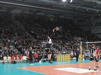 Zumindest die Westtribüne der Brose-Arena war voll. 2300 Zuschauer sahen das Volleyball-Derby in der 2. Liga zwischen Eltmann (schwarze Trikots) und Hammelburg. sportpress