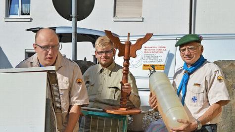 Die Pfadfinder Fabian (links) und Marvin (Mitte) mit Willi Pechtold (rechts) beim Einsatz  Foto: Rainer Glissnik
