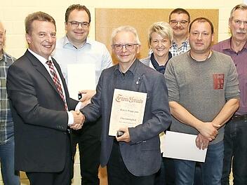 Viele langjährige Funktionäre wurden durch den BLSV-Kreisvorsitzenden Jürgen Rückert mit Verdienstnadeln ausgezeichnet. Hubert Becker (Dritter von links) ehrte außerdem einige langjährige Mitglieder des Vorstandes. Harry Popp (Fünfter von links) ernannte er zum Ehrenmitglied des Vereins.  Fotos: Michael Stelzner