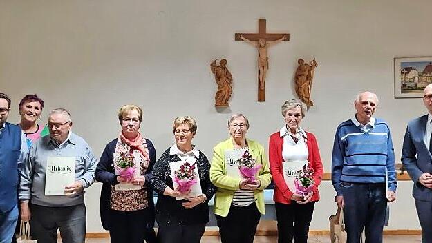 Von links: 1. Vorsitzender vom Kreisverband für Gartenbau und Landespflege Bad Kissingen Markus Stockmann, 1. Vorsitzende Obst- und Gartenbauverein Reiterswiesen Dagmar Kiesel, Konrad Kuhn (Ehrenurkunde), Margit Müller (40 Jahre), Erna Kiesel (25 ...