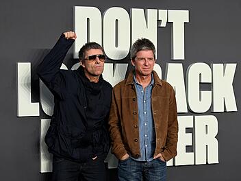 Liam Gallagher (l) und Noel Gallagher