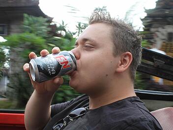 Im Cabrio unterwegs zu den balinesischen Garküchen: Marcus Müller beim "Foodhunting" in Asien. Fotos: privat