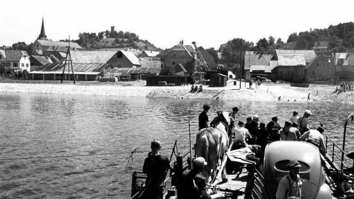 1950 wurden auf der Fähre bei Eltmann viele landwirtschaftliche Fahrzeuge, aber auch Vieh, transportiert. 1951 meldete eine Zeitung, dass die Anfahrtsstraße zur Mainfähre in zunehmendem Maße die Todesstraße für eine ganze Reihe von Gänsen geworden sei. "Es vergeht kein Tag, an dem nicht wenigsten eine Gans hier ihr Leben unter irgendeinem Fahrzeug aushaucht."