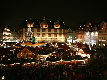 Der Albert in Grün, der Christbaum in Gold - Coburgs Marktplatz in voller Weihnachtsmarktpracht. Fotos: Timo Geldner (2), Simone Bastian (1)