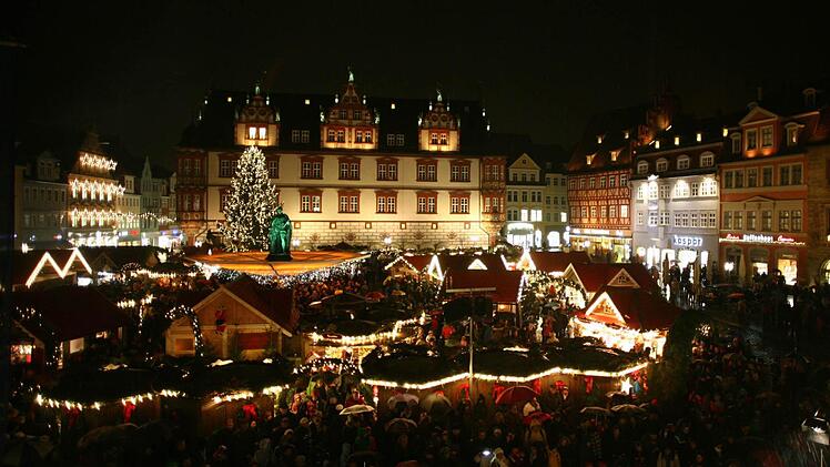 Der Albert in Grün, der Christbaum in Gold - Coburgs Marktplatz in voller Weihnachtsmarktpracht. Fotos: Timo Geldner (2), Simone Bastian (1)