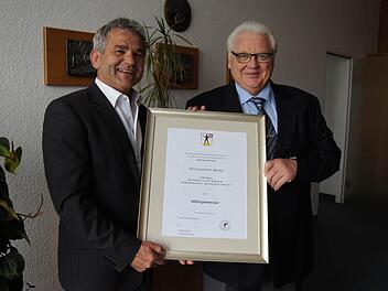 Ludwig Nagel (l.) überreichte Joachim Wersal die Ernennungsurkunde zum Altbürgermeister. Foto: Heike Reinersmann
