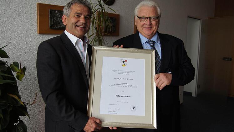 Ludwig Nagel (l.) überreichte Joachim Wersal die Ernennungsurkunde zum Altbürgermeister. Foto: Heike Reinersmann