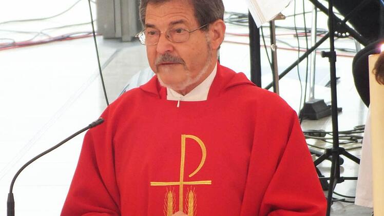 Hans-Peter Weigel vor Kurzem bei der Firmung in St. Otto . Foto: Manfred Welker