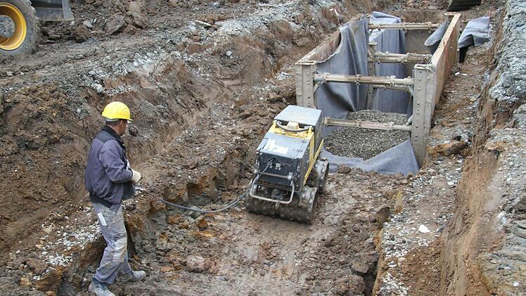 Der Damm der Kulmbacher Flutmulde ist abgegraben. Spundwände sorgen dafür, dass auch in der Bauphase die Anwohner vor Hochwasser geschützt sind. Foto: Sonja Adam
