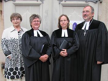 Das neue Seelsorgeteam an der Heilig-Kreuz-Kirche (von links): Erika Kienel vom Kirchenvorstand, Pfarrerin Petra Stößlein, Pfarrerin z. A. Hedwig Porsch und Dekan Andreas Kleefeld.  Foto: Martin Koch
