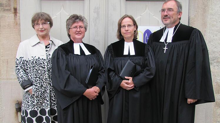Das neue Seelsorgeteam an der Heilig-Kreuz-Kirche (von links): Erika Kienel vom Kirchenvorstand, Pfarrerin Petra Stößlein, Pfarrerin z. A. Hedwig Porsch und Dekan Andreas Kleefeld.  Foto: Martin Koch