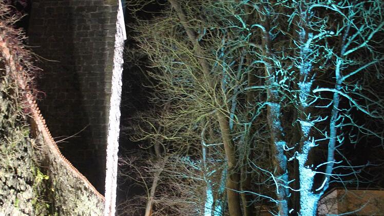 Hat seinen Charme, aber auch seinen Preis: Eine Beleuchtung der Stadtmauer, wie sie versuchsweise von der Fachhochschule Coburg zum Weihnachtsmarkt 2014 installiert worden war.  FT-Archivfoto: Ralf Kestel