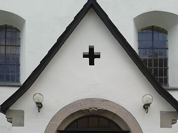 Das Luther-Lied "Eine Feste Burg ist unser Gott" steht über der Tür der Rugendorfer St.-Erhard-und-St.-Jakob-Kirche geschrieben. Foto: Christine Fischer