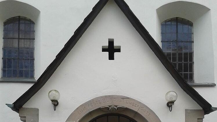 Das Luther-Lied "Eine Feste Burg ist unser Gott" steht über der Tür der Rugendorfer St.-Erhard-und-St.-Jakob-Kirche geschrieben. Foto: Christine Fischer