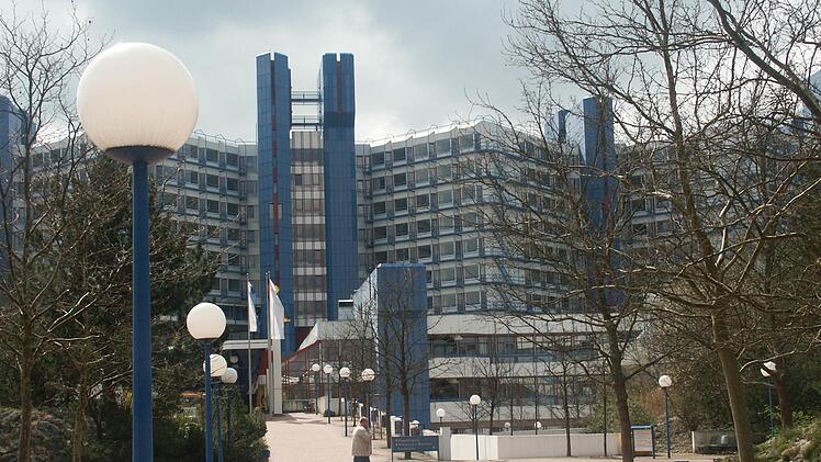 Der frühere Chefarzt vom Klinikum Bamberg, gegen den wegen Vergewaltigung ermittelt wird, ist wieder frei. Foto: Rolf Vennenbernd, dpa