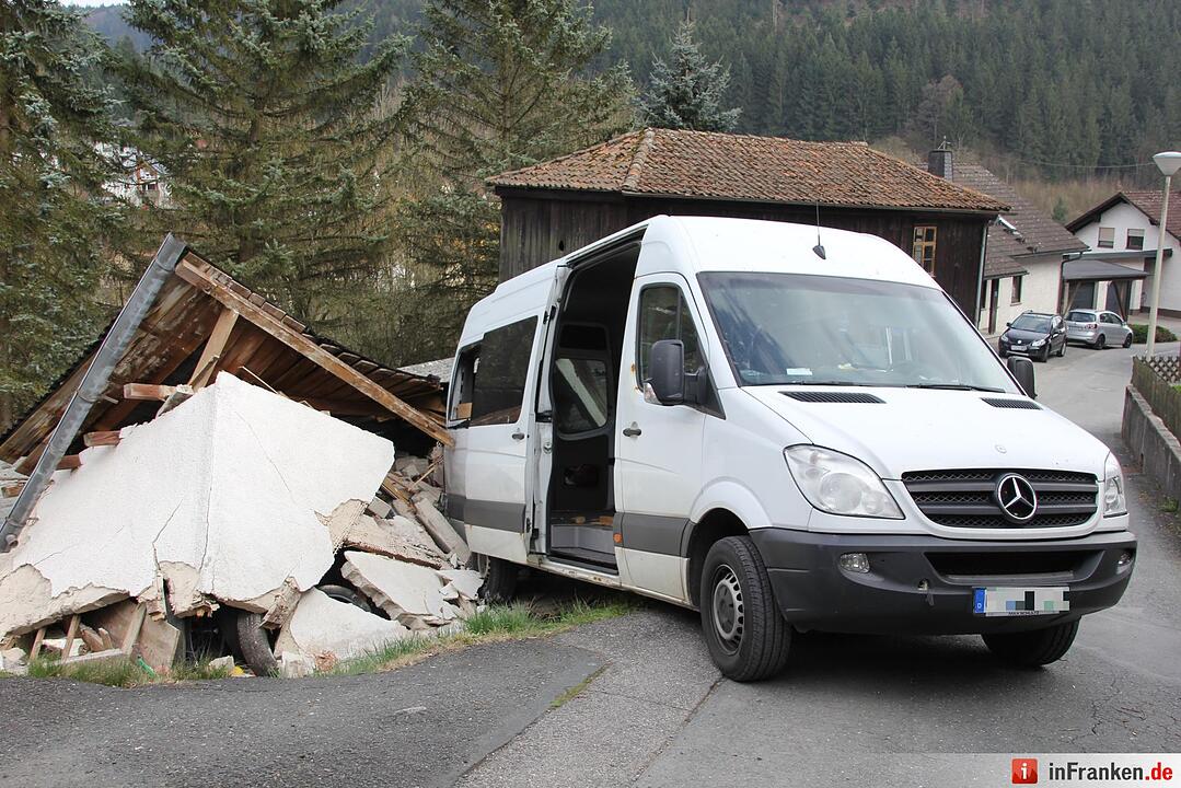 Unfall im Landkreis Kronach: Transporter rollt auf Garage