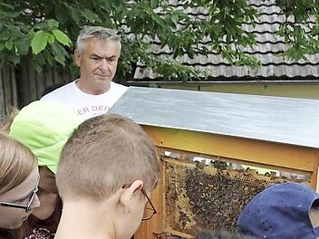 Anschaulich erklärte der Imker Horst Kresser den Schülern den Aufbau und das Leben eines Bienenstaates.  Foto: Gerold Snater
