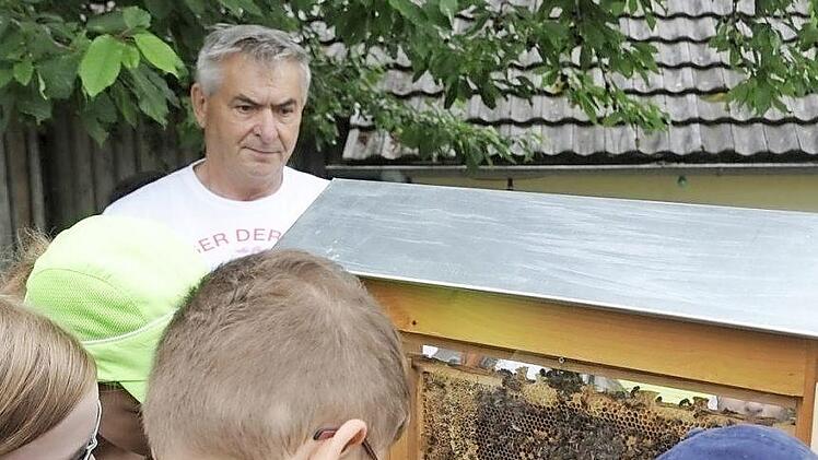 Anschaulich erklärte der Imker Horst Kresser den Schülern den Aufbau und das Leben eines Bienenstaates.  Foto: Gerold Snater