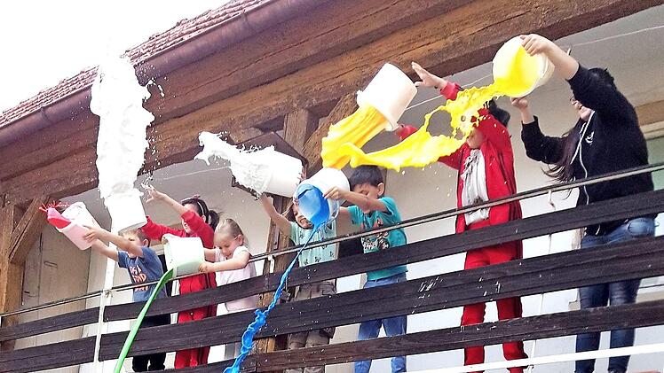Außergewöhnliches Malerlebnis: "Farben schütten vom Balkon" Fotos: Günther Geiling