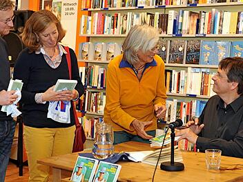 Thomas Kraft (rechts) bei einer Lesung in seiner Heimatstadt Bamberg.Archivfoto: Helmut Ölschlegel
