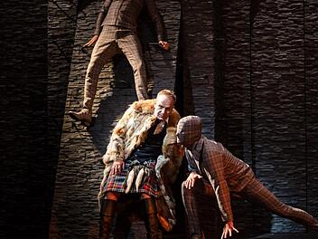 Macbeth (Niklaus Scheibli) und die Mörder. Sebastian Buff
