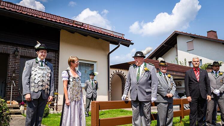 Königin Heidi Hofmann und Jungkönig Christoph Scheidig begrüßen ihre Gäste.Florian Bauer