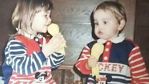 Ein erster Auftritt von Johanna (links) und Sam im Alter von vier und zwei Jahren - mit Servietten als Mikros
