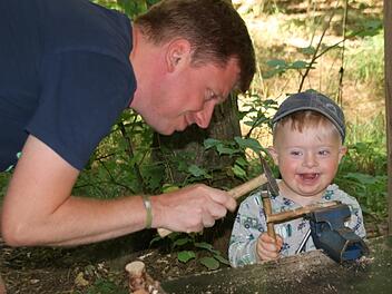 Der Förster Sebastian Huth besucht seinen Sohn Moritz manchmal im Waldkindergarten, wo sich der Dreijährige sichtlich wohlfühlt.Matthias Einwag