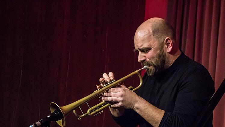 Bemerkenswert vielseitig: Sebastian Studnitzky beeindruckte als Trompeter, Pianist und Klangtüftler bei Leise am Markt in Coburg.Foto: Jochen Berger