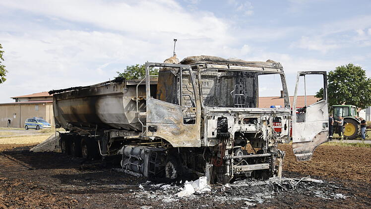 Laster in Brand: Flammen greifen auch auf Feld &uuml;ber