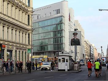 Auf dem Thron der am meisten überschätzten Sehenswürdigkeiten Deutschlands: Der Checkpoint Charlie in Berlin wird seinen Ansprüchen laut Google-Bewertungen nicht gerecht.