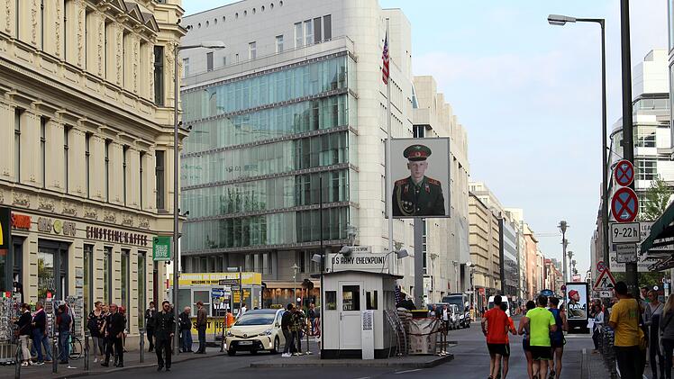 Auf dem Thron der am meisten überschätzten Sehenswürdigkeiten Deutschlands: Der Checkpoint Charlie in Berlin wird seinen Ansprüchen laut Google-Bewertungen nicht gerecht.