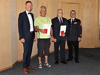 Kreis Bayreuth verleiht Deutsches Feuerwehr-Ehrenkreuz f&uuml;r Engagement