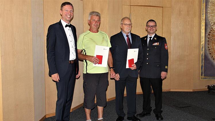 Kreis Bayreuth verleiht Deutsches Feuerwehr-Ehrenkreuz f&uuml;r Engagement