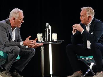 In der jüngsten Ausgabe des MagentaTV-Talks "Bestbesetzung" empfing Johannes B. Kerner (rechts) Ex-Trainer Christian Streich zum Gespräch.