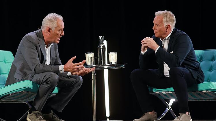In der jüngsten Ausgabe des MagentaTV-Talks "Bestbesetzung" empfing Johannes B. Kerner (rechts) Ex-Trainer Christian Streich zum Gespräch.