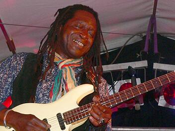 Ein Künstler mit Charisma und Dreadlocks: LeBurn Maddox eröffnet die 19. Schmölzer Blues Tage.  Fotos: Norbert Neugebauer