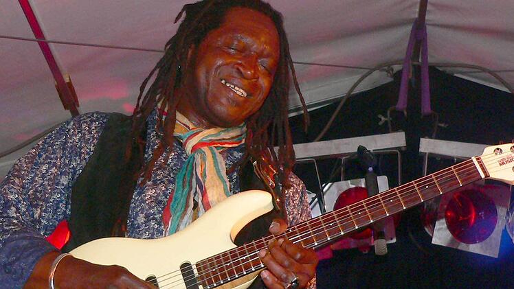 Ein Künstler mit Charisma und Dreadlocks: LeBurn Maddox eröffnet die 19. Schmölzer Blues Tage.  Fotos: Norbert Neugebauer