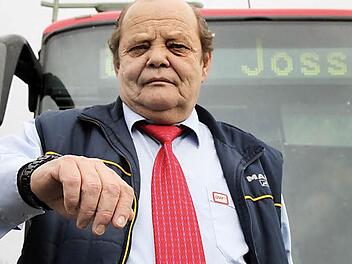 Busfahrer Dieter Hart nimmt's leicht: Ab Sonntag muss er neue Zeiten einhalten. Zum Glück gibt's noch den Bord-Computer ... Fotos: Ulrike Müller