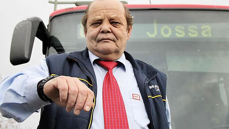Busfahrer Dieter Hart nimmt's leicht: Ab Sonntag muss er neue Zeiten einhalten. Zum Glück gibt's noch den Bord-Computer ... Fotos: Ulrike Müller