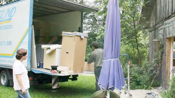 Frustriert muss Ingeborg Hugel mit ansehen, wie das Gebäude leergeräumt wird.