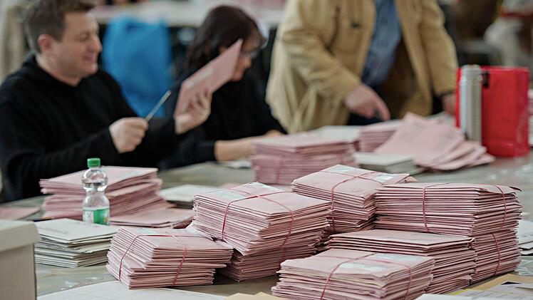 15 Briefwahlbögen blieben am Wahlsonntag in der Gemeindekanzlei liegen und wurden erst am Dienstag entdeckt. Deswegen wird die Kommunalwahl in Rugendorf neu ausgezählt. Foto: dpa