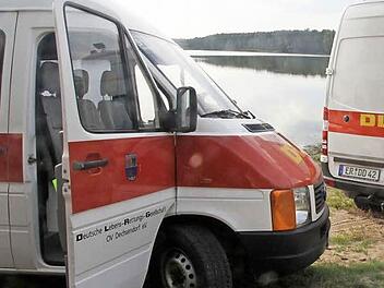 Rettungsschwimmer holten den Verunglückten aus dem Dechsendorfer Weiher. Aber jede Hilfe kam zu spät. Foto: Michael Busch