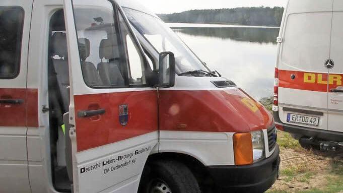 Rettungsschwimmer holten den Verunglückten aus dem Dechsendorfer Weiher. Aber jede Hilfe kam zu spät. Foto: Michael Busch