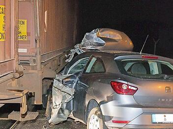 Das Auto einer 20-Jährigen wurde in Neukenroth vom Zug erfasst. Foto: Heinrich Weiß