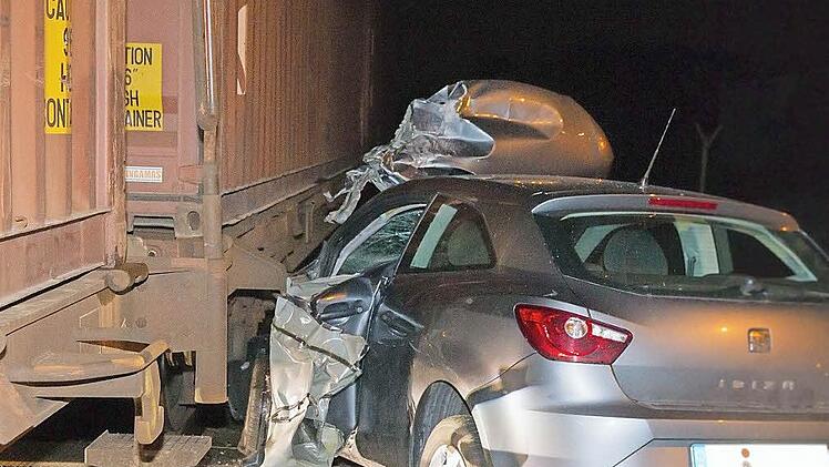 Das Auto einer 20-Jährigen wurde in Neukenroth vom Zug erfasst. Foto: Heinrich Weiß