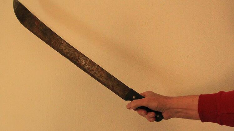 Mit einer solchen Machete, die vor allem als Arbeitsgerät eingesetzt wird, schlug der 42-Jährige zu. Foto: Matthias Einwag