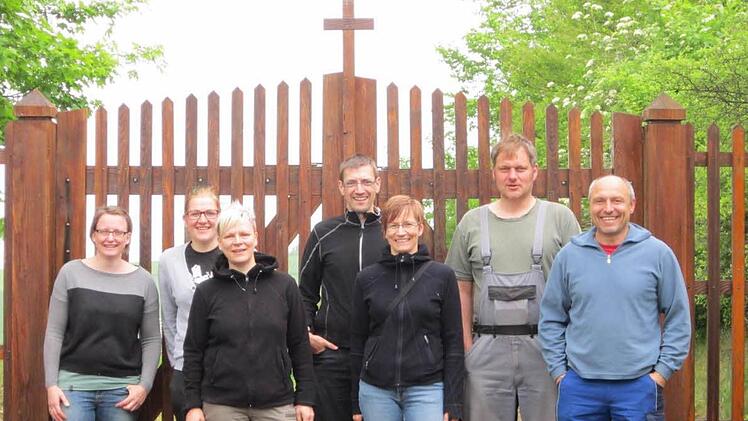 Die Hauptakteure bei den Reinigung- und Renovierungsarbeiten waren (von links): Ute Machwart, Sabrina Welsch, Anke und André Ankenbrand, Andrea Feuerlein (Schriftführerin), Frank Bayer (Vorsitzender und Alexander Feuerlein. Fotos: Gerold Snater