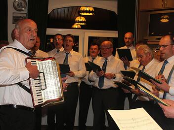 Vitus Karg begleitete "seinen" Willmersreuther Chor mit dem Akkordeon. Foto: Sonja Adam